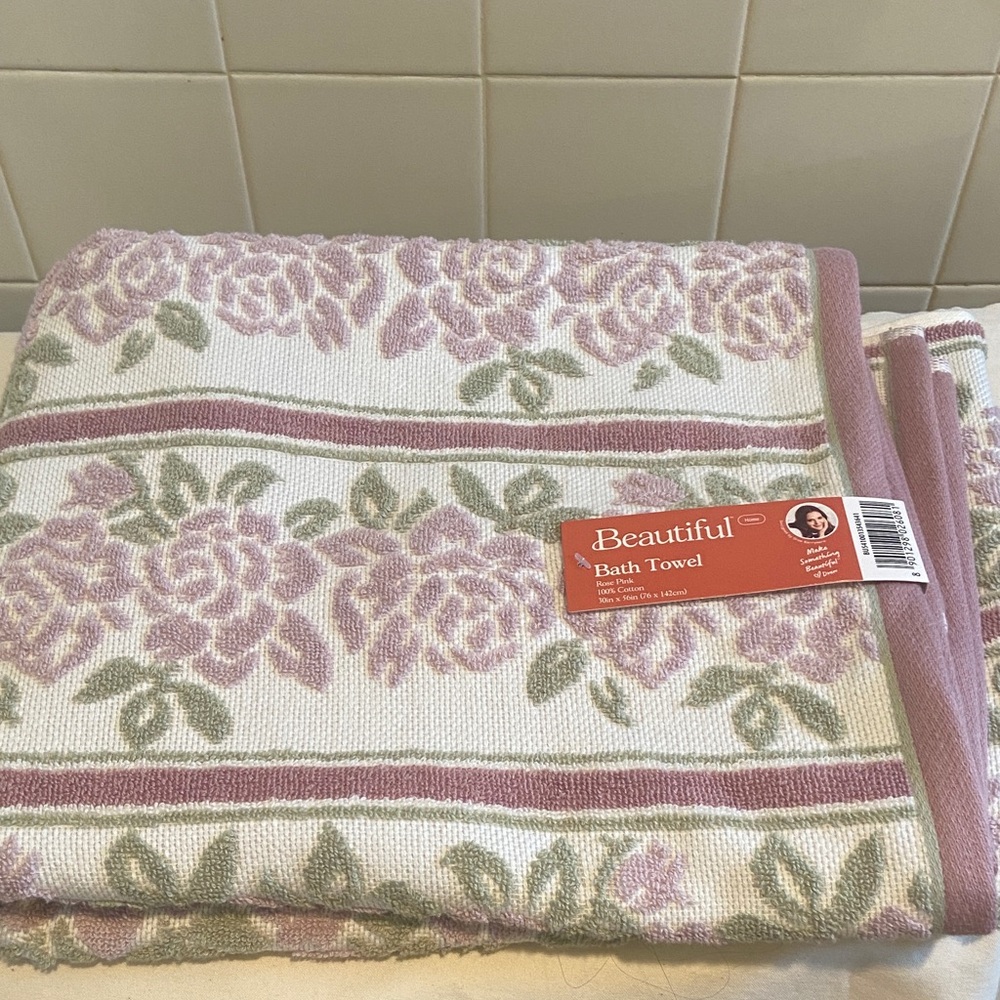 🌸Beautiful Bath Towel By Drew Barrymore 30in x 56in